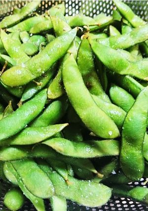A picture of Salted Edamame in a Waterless Pot.