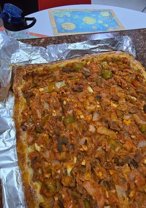Una foto de Empanada de hojaldre con pisto de atún