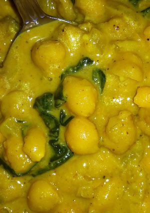 A picture of Curry Chickpeas with Spinach.