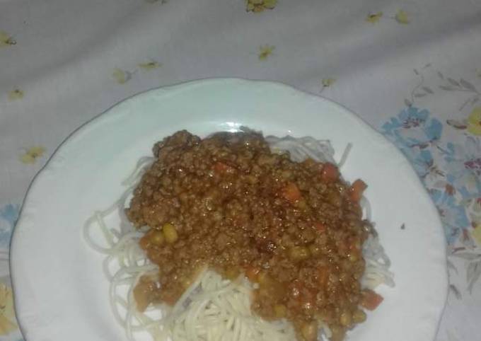 Mince and vegetable curry in tin