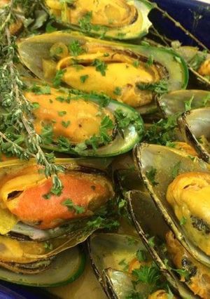 Hình của món Moules a la Cream au Saffron (Vẹm xanh sốt kem Hoa Nghệ Tây).
