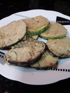 Una foto de Bocadillos de berenjena y Zucchini 🍆🥒