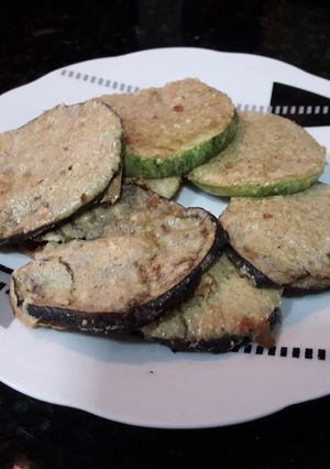 Una foto de Bocadillos de berenjena y Zucchini 🍆🥒
