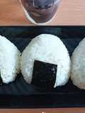 Onigiri thon, mayonnaise et sriracha