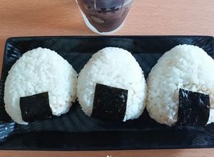 Une photo de Onigiri thon, mayonnaise et sriracha