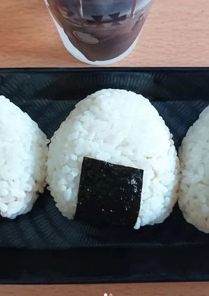 Une photo de Onigiri thon, mayonnaise et sriracha