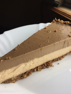 Una foto de Tarta de turrón y café