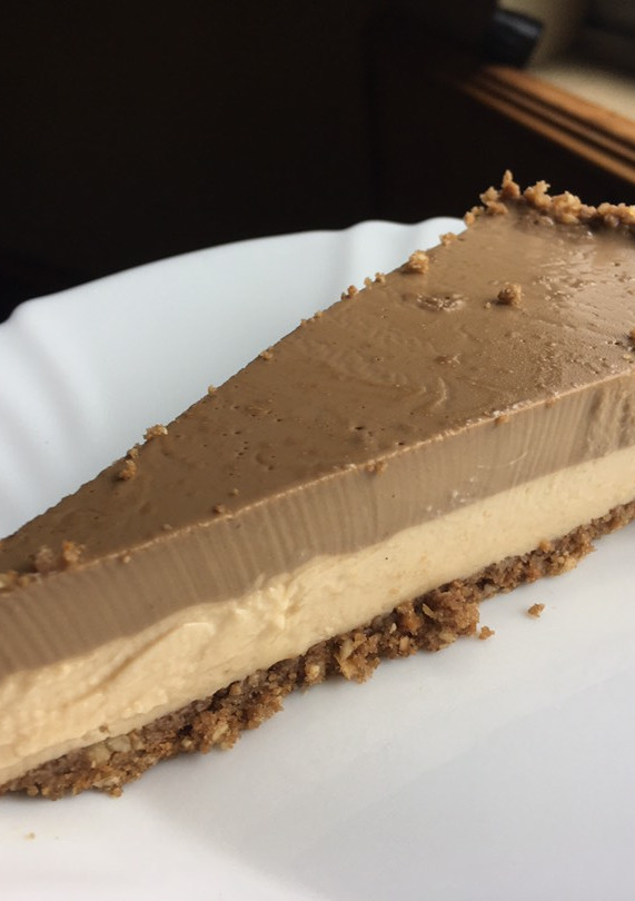 Una foto de Tarta de turrón y café