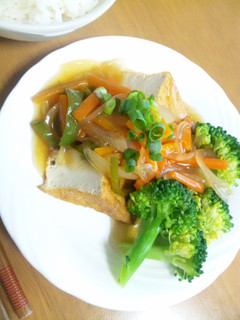 A picture of Atsuage with Sweet and Sour Vegetable Sauce.