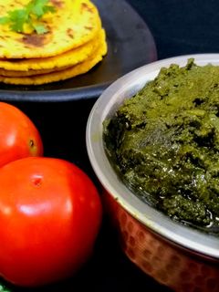 सरसों का साग मक्के की रोटी (Sarson ka saag makke ki roti recipe in Hindi) रेसिपी मुख्य फोटो
