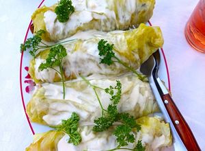 Una foto de Repollo relleno libanés vegano