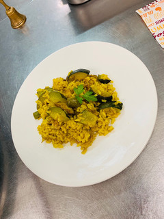 Una foto de Arroz con pollo y calabacín