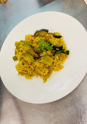 Una foto de Arroz con pollo y calabacín