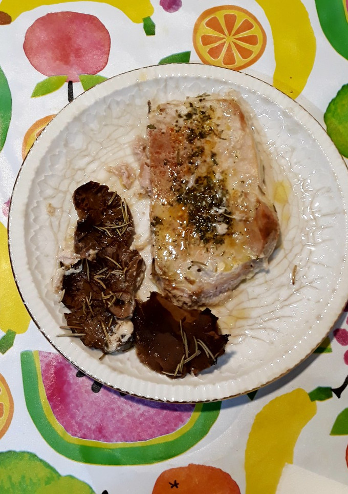 Una foto de Lomos de atún con setas al cava