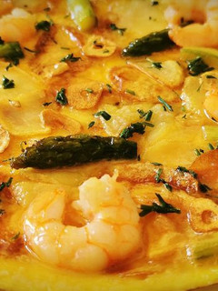Una foto de Tortilla abierta con Patatas fritas, Espárragos y Langostinos