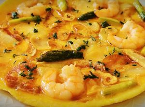 Foto principal de Tortilla abierta con Patatas fritas, Espárragos y Langostinos