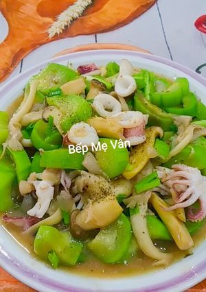 Hình của món Mực ống xào mướp và nấm bào ngư.