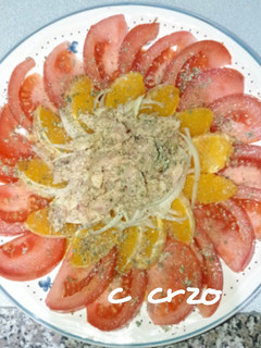 Una foto de Ensalada de tomate y naranja