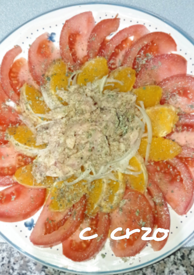 Una foto de Ensalada de tomate y naranja