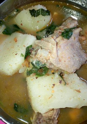 A picture of Yam pepper soup with chicken.