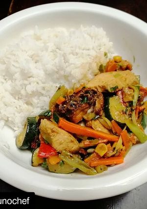 Una foto de Gallina Asada con Vegetales salteados