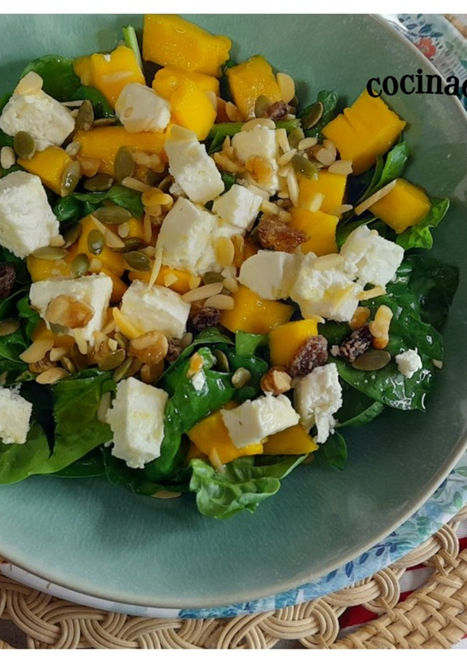 Una foto de Ensalada de espinacas con mango
