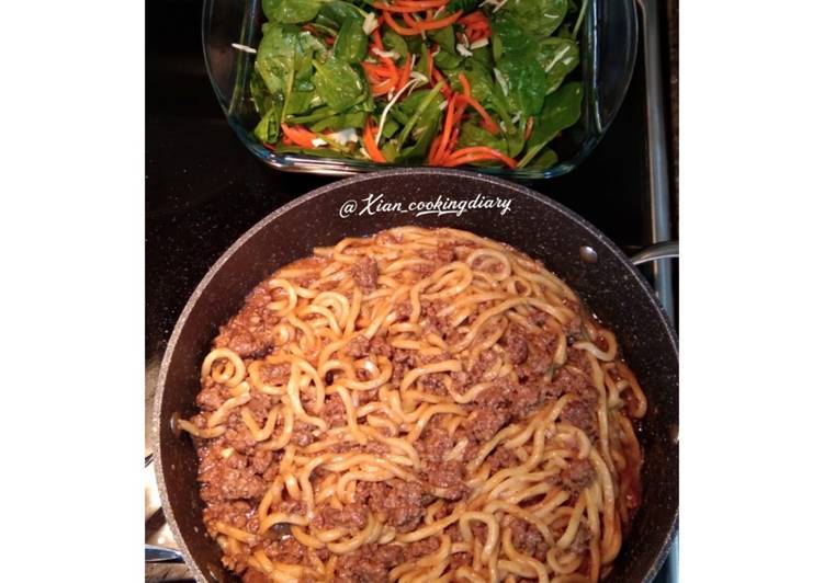 makanan Shanghai-style Beef Dan Dan Noodles and Salad Anti Gagal