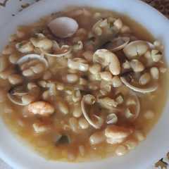 Una foto de Alubias con almejas y langostinos