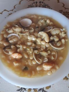 Una foto de Alubias con almejas y langostinos