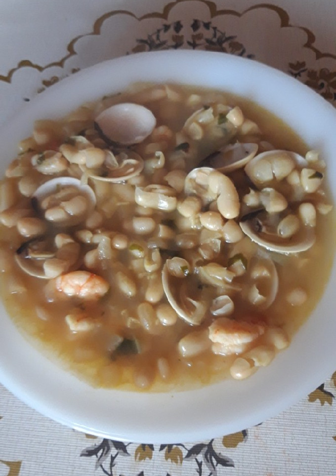 Una foto de Alubias con almejas y langostinos