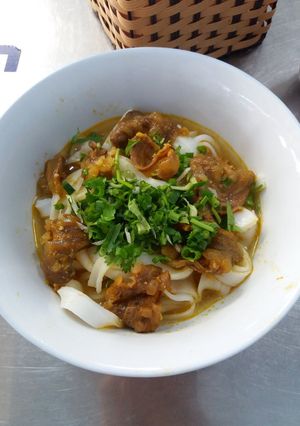 A picture of Mi Quang Bo (Vietnamese Turmeric Beef Noodle Soup).