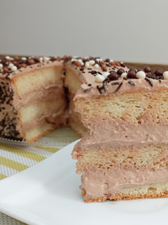 Una foto de Tarta de claras rellena de crema de cacao