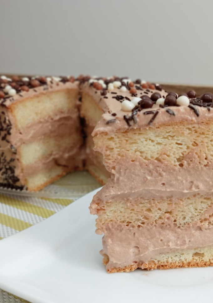 Una foto de Tarta de claras rellena de crema de cacao