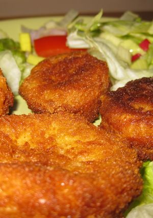 Töltött rántott sajtgolyók salátával recept fotója