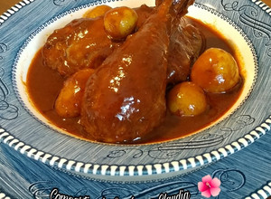 Una foto de Pollo en adobo con papas🌺
