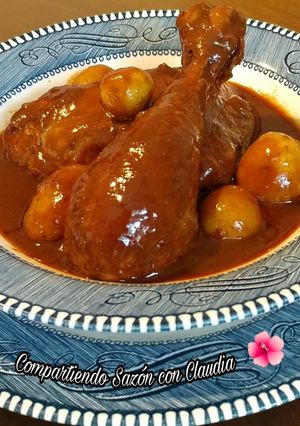 Una foto de Pollo en adobo con papas🌺