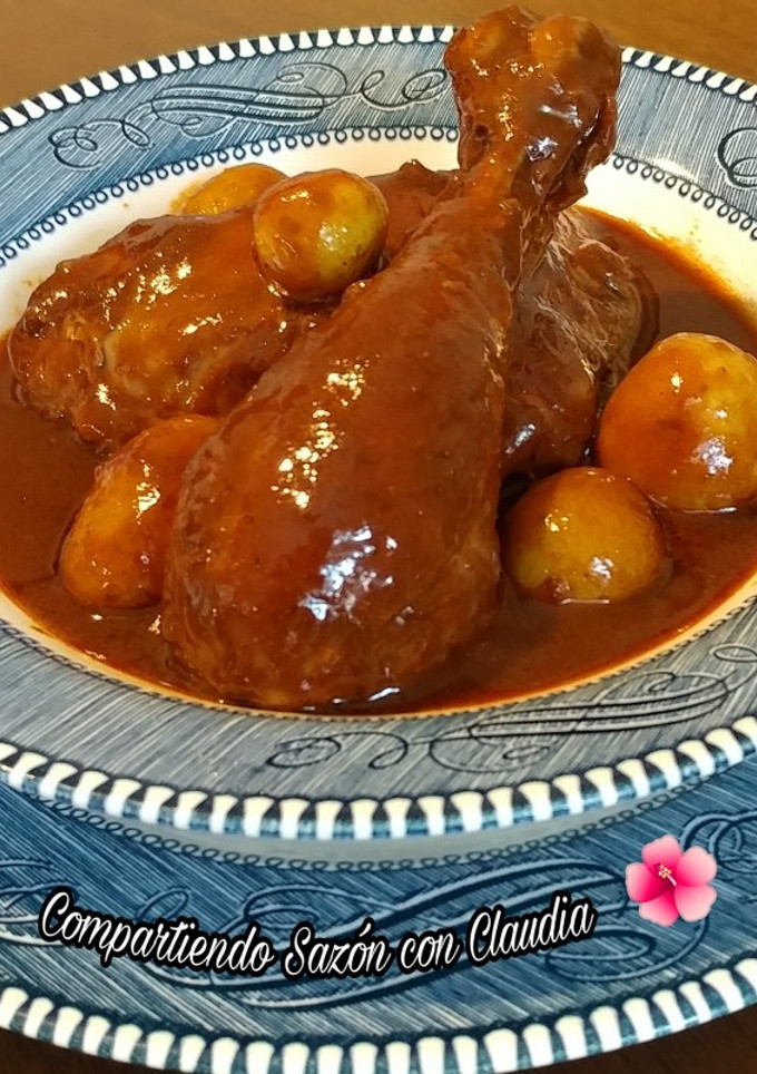 Una foto de Pollo en adobo con papas🌺