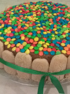 Una foto de Torta rellena de duraznos con dulce de leche