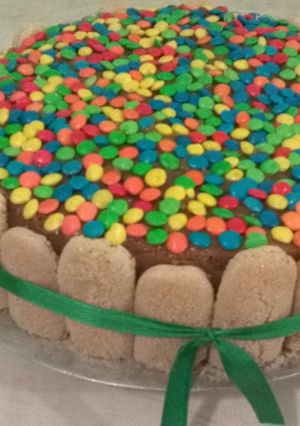 Una foto de Torta rellena de duraznos con dulce de leche