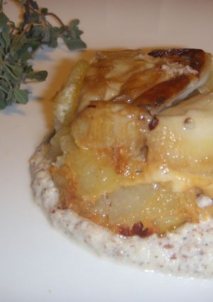 Foto di Sformatini di porcini e patate in un letto morbido di nocciole