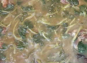 Una foto de Costillitas de 🐷 en salsa verde con verdolagas 😋