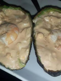 Una foto de Aguacates rellenos en salsa rosa