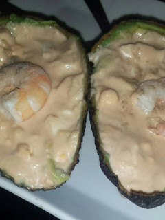 Una foto de Aguacates rellenos en salsa rosa