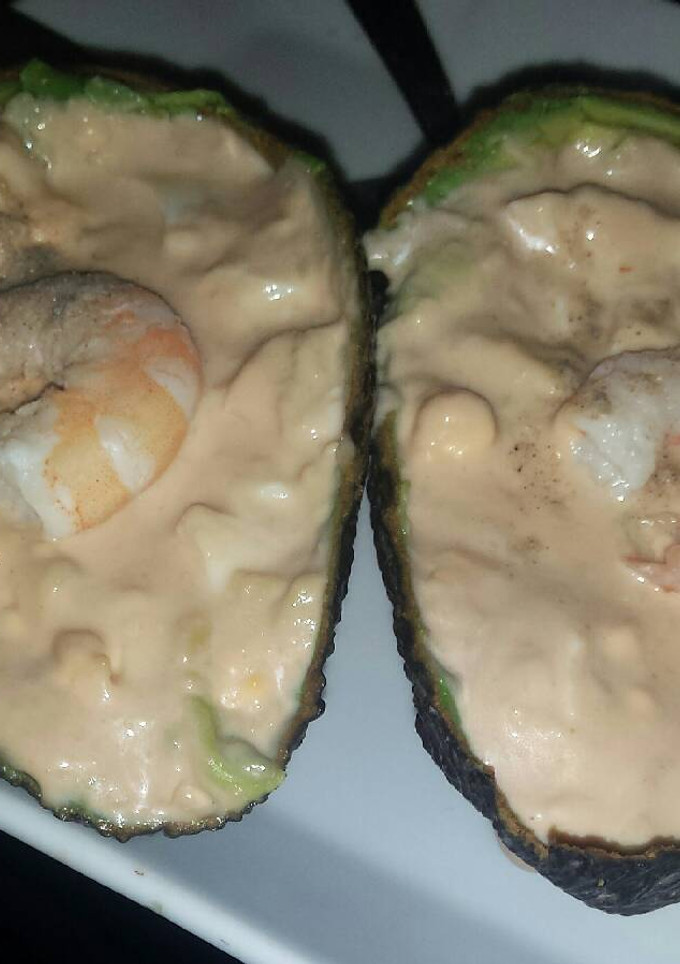 Una foto de Aguacates rellenos en salsa rosa