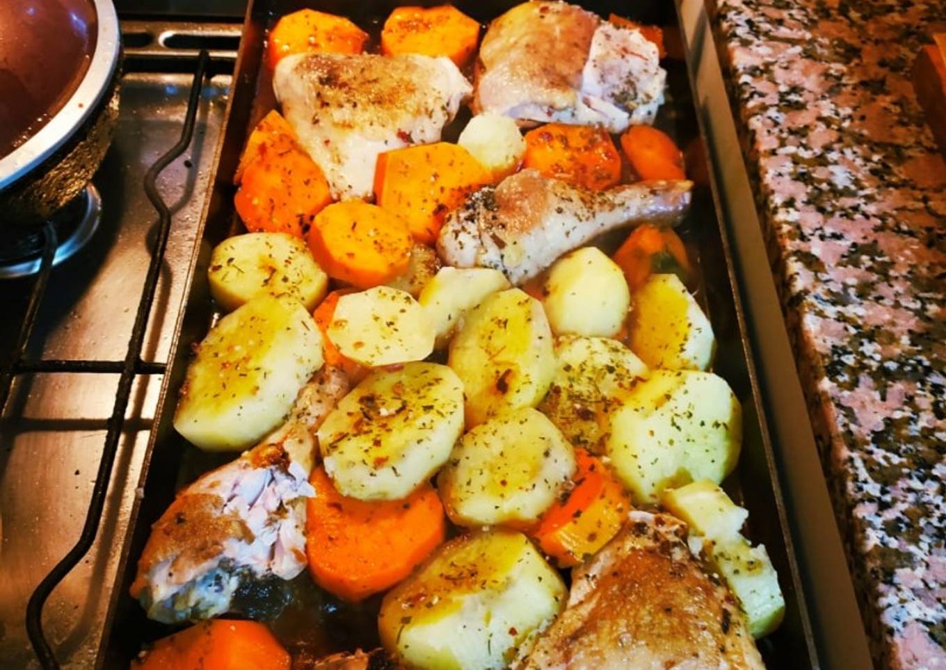 Pollo a la chapa con papas y batatas