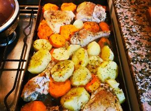 Una foto de Pollo a la chapa con papas y batatas
