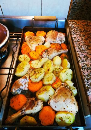 Una foto de Pollo a la chapa con papas y batatas