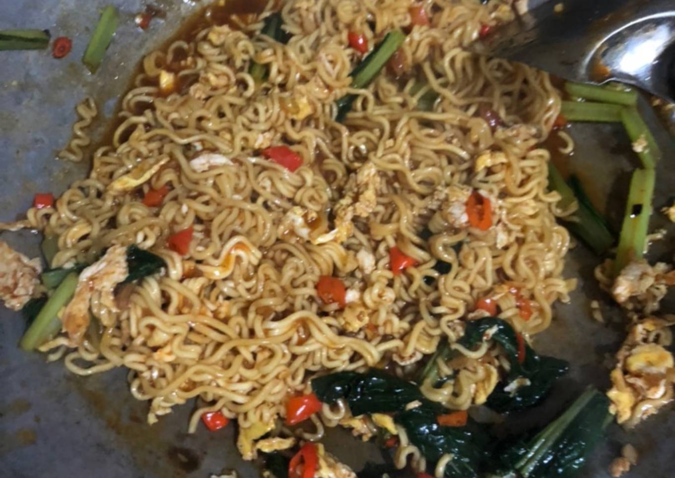 Mie Nyemek Sueper Pedas