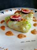Rollitos de col rellenos de cordero desmigado y salsa de higos