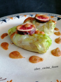 Una foto de Rollitos de col rellenos de cordero desmigado y salsa de higos